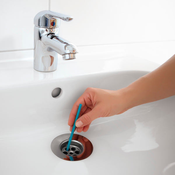 MAXXMEE Abflussreiniger-Stick Meeresbrise - 50er-Set blau, Anwendung im Waschbecken für saubere und frisch duftende Abflüsse.