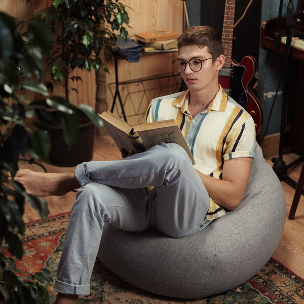 LUMALAND Comfort Line XXL Sitzsack in Hellgrau, komfortables Bodenkissen mit EPS Perlenfüllung, ideal zum Lesen und Entspannen.