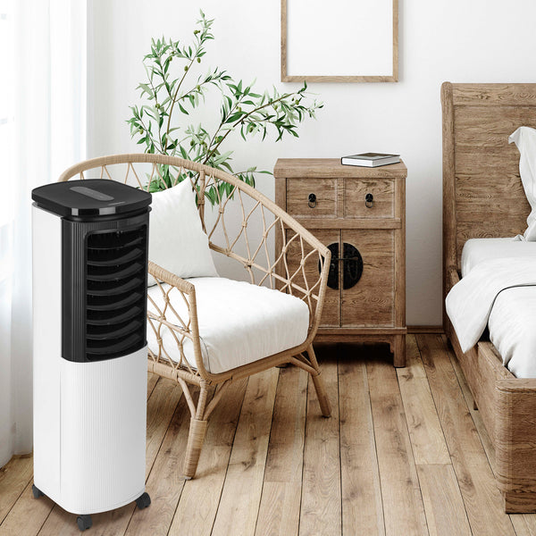 Hoberg Luftkühler mit Peltier-Element in schwarz/weiß im modernen Wohnzimmer neben Sessel und Holzmöbeln.