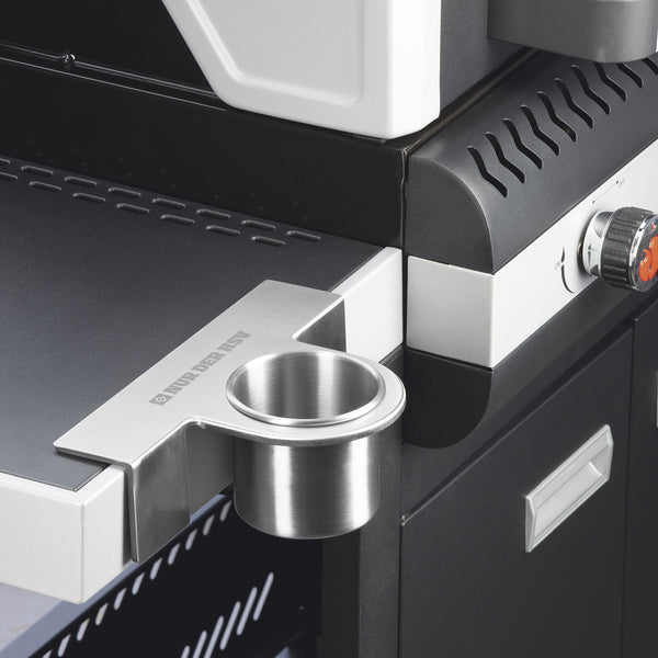 HSV Flaschenhalter magnetisch - silber mit Logo aus Edelstahl mit Magnetbefestigung und "NUR DER HSV"-Schriftzug am Grill befestigt.