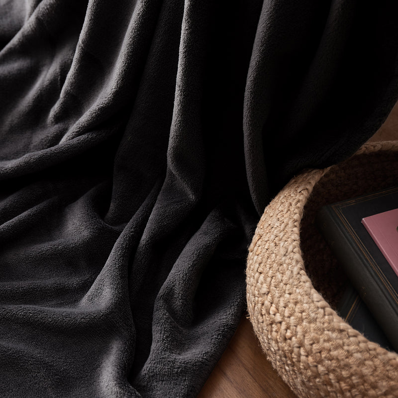 Lumaland TV Kuscheldecke mit Ärmeln aus weichem Coral Fleece mit Handytasche + Fußtasche - 150 x 180 + 35 cm - schwarz