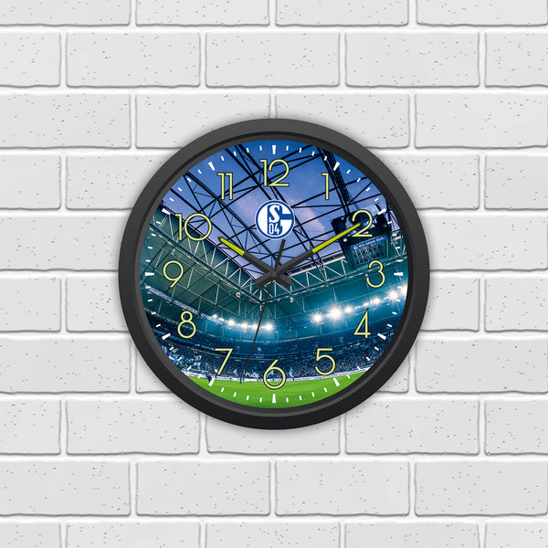 FC Schalke 04 Wanduhr "Glow in the dark" mit Stadion-Motiv und nachleuchtenden Ziffern und Zeigern, Ø 34 cm, batteriebetrieben.