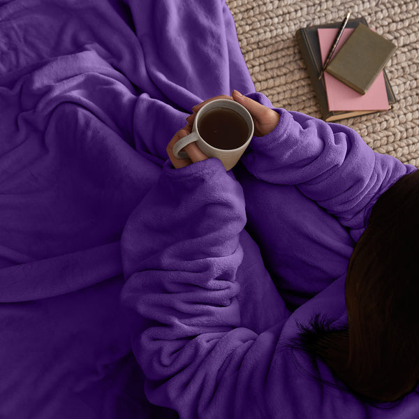 LUMALAND TV Kuscheldecke mit Ärmeln aus weichem Coral Fleece in lila, mit Handytasche und Fußtasche, 150 x 180 + 35 cm.