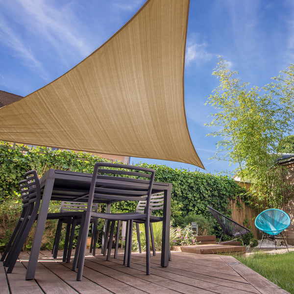 LUMALAND Sonnensegel 100% HDPE Dreieck 5x5x5 m in Sand, stabil, UV-Schutz, mit Befestigungsseilen für Garten und Terrasse.