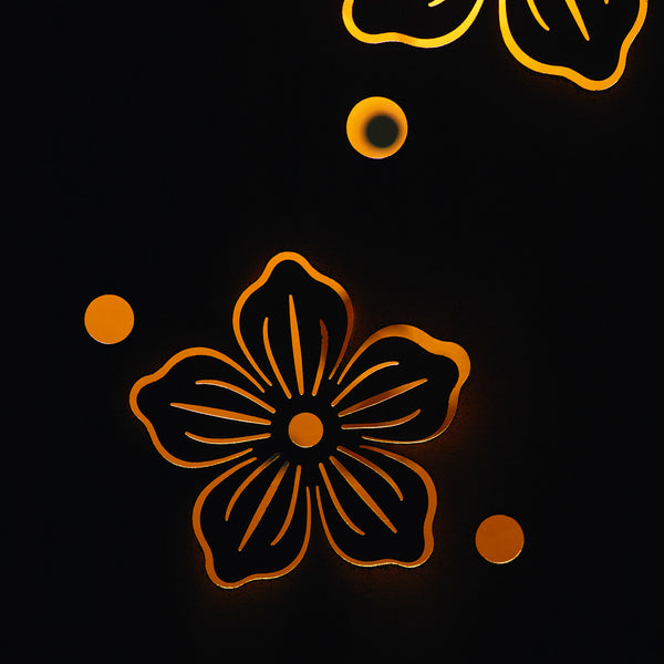 Hoberg LED Pflanzsäule "Blume" in 3D Rost-Optik mit Blumenmotiv und warmweißer LED-Beleuchtung für stimmungsvolle Dekoration.