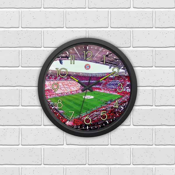 FC Bayern München Wanduhr mit Stadion-Motiv, nachleuchtenden Ziffern und Zeigern, Ø 34 cm, batteriebetrieben.